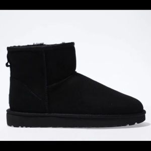 Women’s classic ll mini boots size 6.